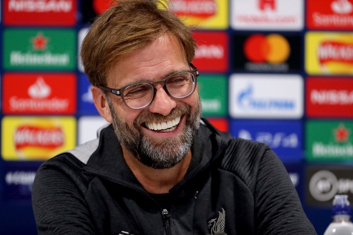 Nebojí sa žiadnej výzvy. Jürgen Klopp si zahral šípky s legendou